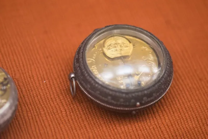 Intérieur classique avec objets anciens de luxe (montre à gousset, loupe, livre)